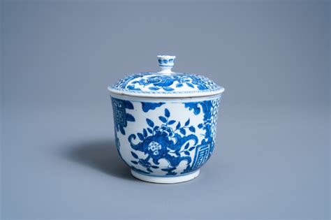 Een Chinese Blauw Witte Bleu De Hue Dekselkom Met Floraal Decor Voor De Vietnamese Markt 19de