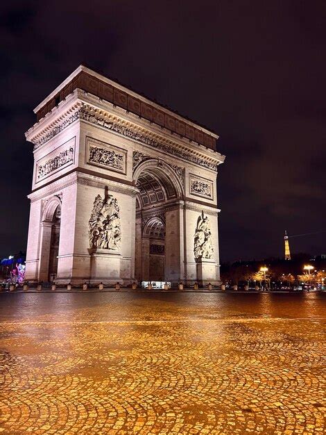 Premium Photo Larc De Triomphe In Paris By Night