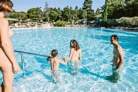 Piscine Naturiste A Belezy Naturisme TV