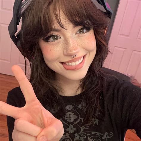 Mackenzie Jones Waifumia Trippie Bri Amouranth Daniella Chavez Scarlettnior Belle Delphine Bella