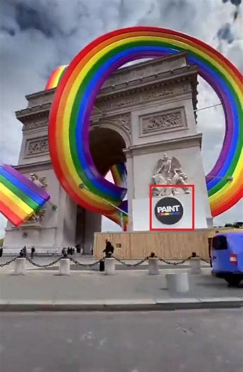 Des Arcs En Ciel Lgbt Autour De Larc De Triomphe Cette Installation