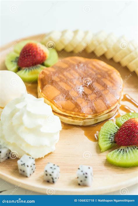 Crepe Con Helado Y Fruta De La Vainilla Foto De Archivo Imagen De