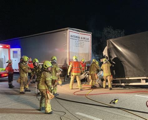 Ein Schwerverletzter Bei Lkw Unfall Auf Der A7 Einsatzbericht