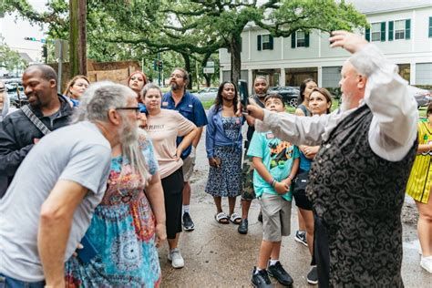 New Orleans Dead Of Night Ghosts And Cemetery Bus Tour Getyourguide