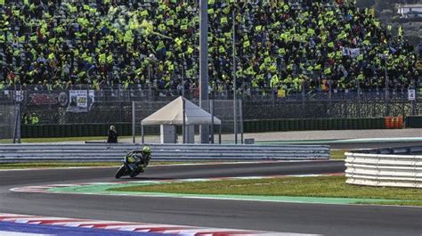 Momen Perpisahan Emosional Valentino Rossi Di MotoGP Emilia Romagna