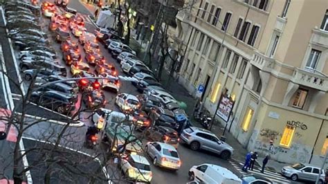 Blocco Del Traffico A Roma Oggi Dicembre Le Informazioni