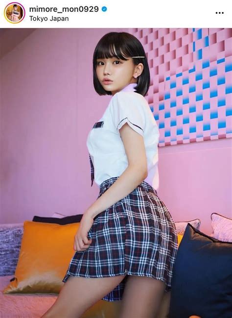 画像・写真 “スカートから美尻がチラリ”みもれもん、生足制服姿の魅惑アングルショットにファン興奮「履いてる？」「チラ見え最高！」3839