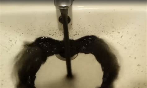 Черная вода течет из кранов в Чадыр-Лунге. Что будут делать городские ...