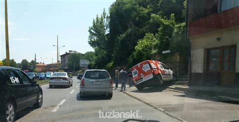 Tuzla Izgubio Kontrolu Nad Vozilom Udario U Potporni Zid Foto