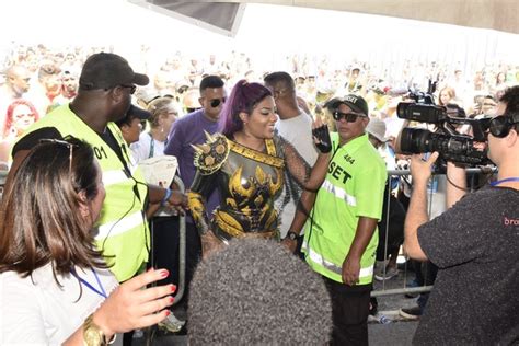 EGO Ludmilla canta na Parada Gay As mulheres me assediam mais notícias de Famosos