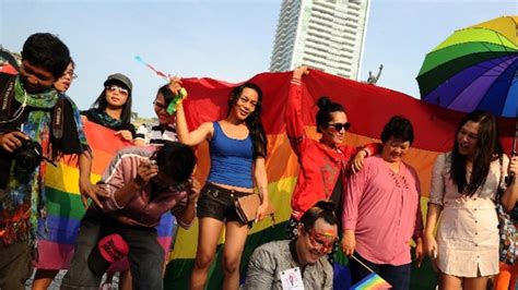 Wali Kota Depok Akan Razia Lgbt Kelompok Waria Protes