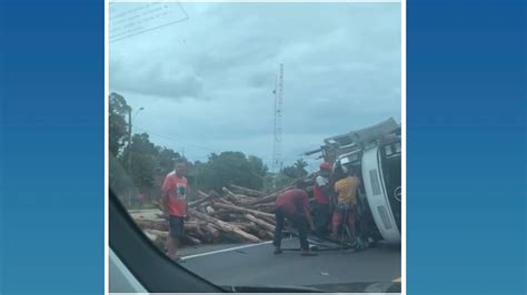 A Gazeta Caminhão toras de eucalipto tomba na BR 101 em Jaguaré