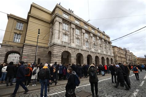 Galerie Ob Ti Toku Na Filozofick Fakult Uctili Lidsk M Et Zem I