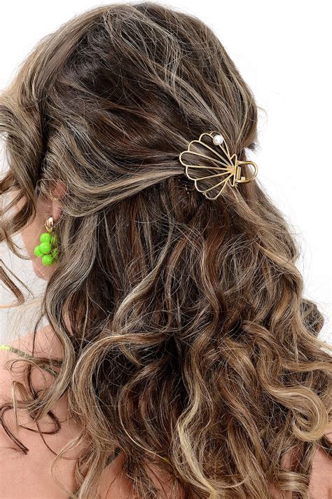 Presilha De Cabelo Dourada Em Concha Dourado