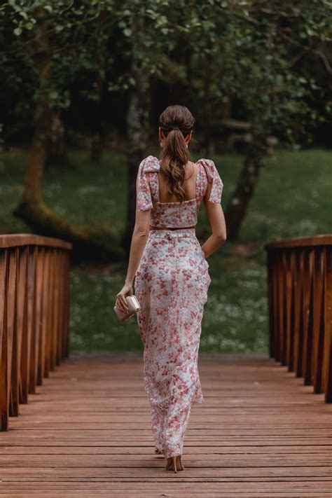 Look De Invitada De Noche Conjunto De Falda Larga Y Crop Top Atelier