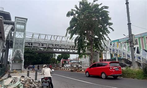 Pembangunan Jembatan Penghubung Stasiun Klender Baru Mangkrak Parboaboa