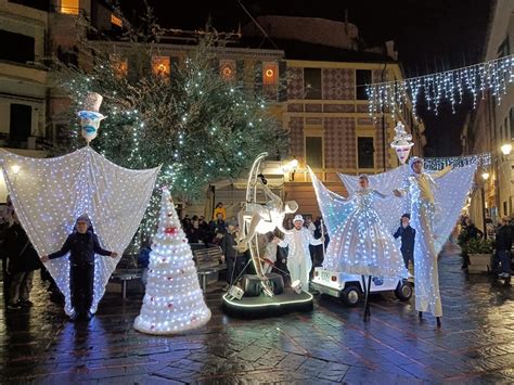 Il Mercatino La Pista Di Pattinaggio Il Capodanno In Piazza Il