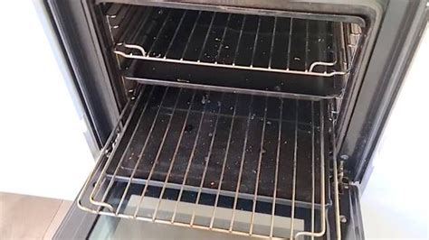 La mejor solución casera para limpiar un horno muy sucio Trucos de