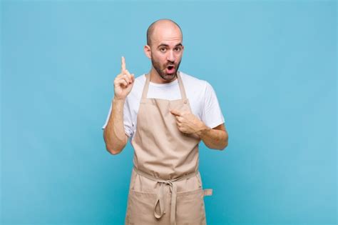 Hombre Calvo Que Se Siente Orgulloso Y Sorprendido Apuntando A S