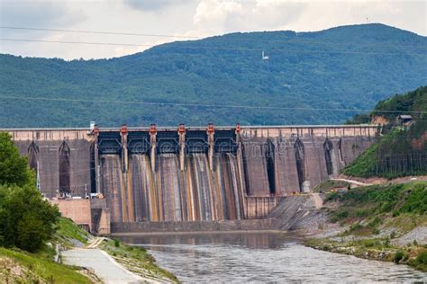 Presa De Una Central Hidroel Ctrica En El Basta Bajina De Serbia Foto