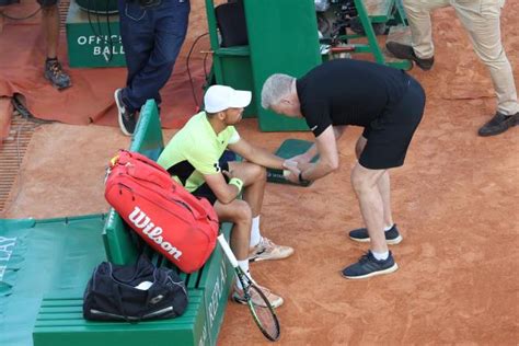 Tennis Benjamin Bonzi Abandonne Face Stefanos Tsitsipas Monte Carlo