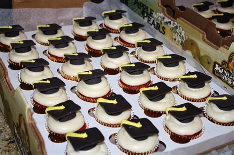 The Sugarcraft Place: Graduation cap cupcakes