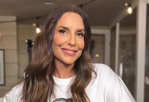 SBT TV Ivete Sangalo posa camiseta estampada a própria foto e