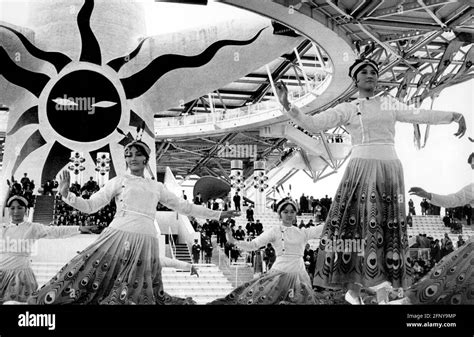 Geography Travel Japan Osaka World S Fair 1970 Dancing Women In