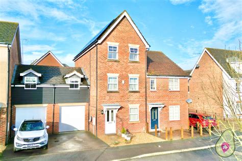 Bed Terraced House For Sale In Wokingham Ref