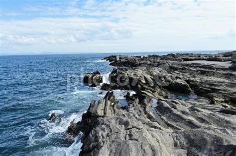 海と浸食された岩肌の海岸 No 25030542｜写真素材なら「写真ac」無料（フリー）ダウンロードok