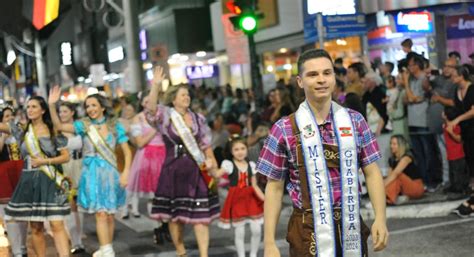 GALERIA Saiba como foi o desfile da 36ª Fenarreco em Brusque