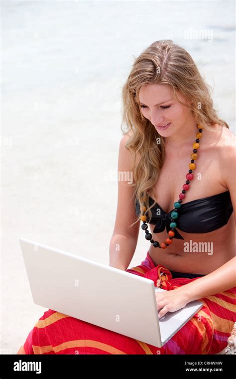 Bikini model and fair Fotos und Bildmaterial in hoher Auflösung Alamy