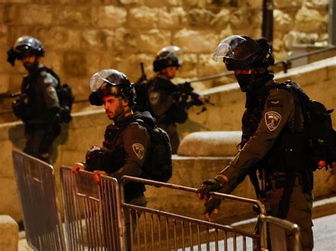 La Police Israélienne Attaque Des Fidèles Dans La Mosquée Al Aqsa De