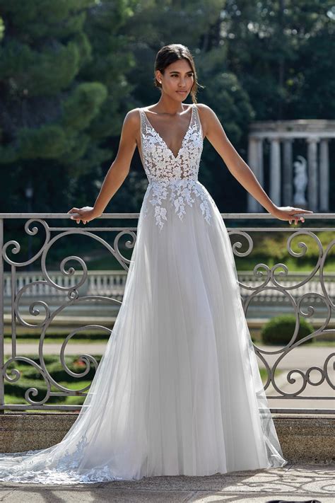 Abito Da Sposa In Tulle E Pizzo Luminoso Con Scollo A V Palasposi Couture