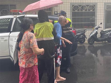 老翁散步呆站路邊淋雨 警暖心撐傘協助送返家 社會 中時