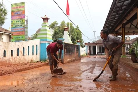 Rumah Terendam Banjir Kades Terseret Arus Radar Malang