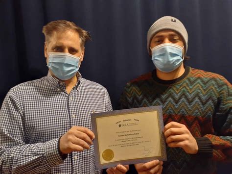 Samuel La Lumière Khan Reçoit Son Diplôme Ikra Massage