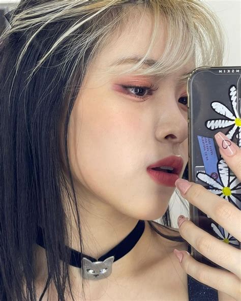 10 Potret Penampilan Baru Ryujin Itzy Dengan Two Tone Hair