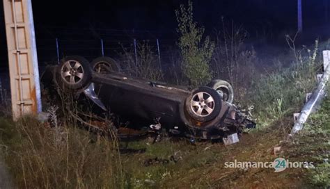 VÍDEO Vuelca su coche en la carretera de Aldealengua tras un