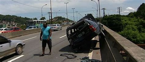 G Carro Bate Em Mureta De Prote O Em Acidente Na Segunda Ponte No