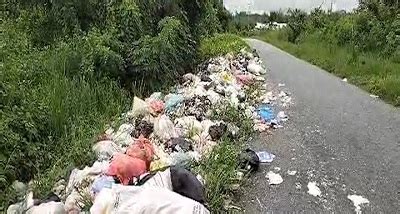 Tumpukan Sampah Di Jalan Trans Seram Meluber Ke Jalan Raya