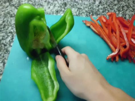 COCINARTESANO CORTAR Y QUITAR LAS PEPITAS A LOS PIMIENTOS