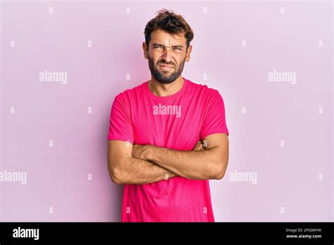 Hombre Guapo Con Barba Con Camisa Rosa Informal Sobre Fondo Rosa