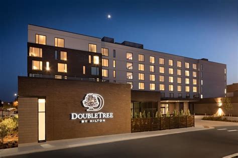 Did DoubleTree Hotels Display a Sign Denying Service to Military Members?