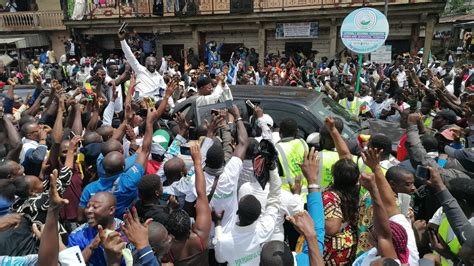 Maurice Kamto accueilli par une foule à Nkongsamba