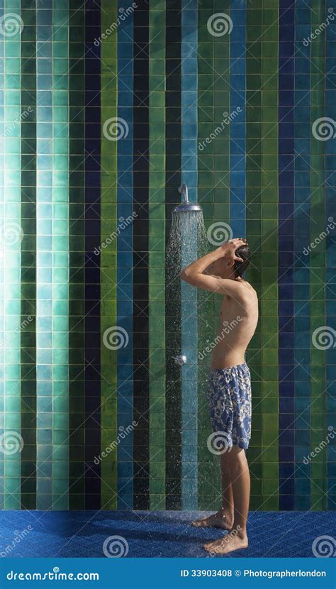 Adolescente Que Est Sob O Chuveiro Foto De Stock Imagem De Menino