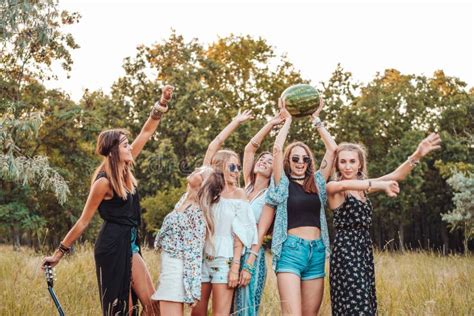 Six Filles Ont L Amusement Dans La Campagne Photo Stock Image Du Mode