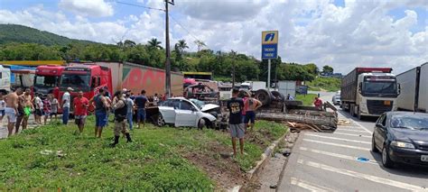 Acidente Grave Entre Carros E Caminhão Deixa Um Morto E Três Feridos Na