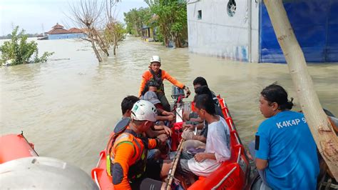 Tim SAR Gabungan Lakukan Proses Evakuasi Masyarakat Terdampak Banjir Di