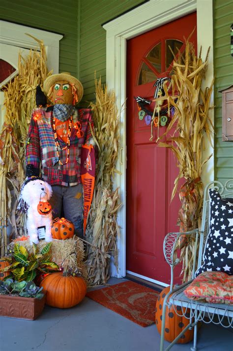 70 Cute And Cozy Fall And Halloween Porch Décor Ideas Shelterness